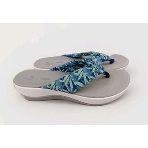 Clarks Cloudsteppers Women's 7 Arla Glison Blue Floral Thongs Sandals Flip Flops